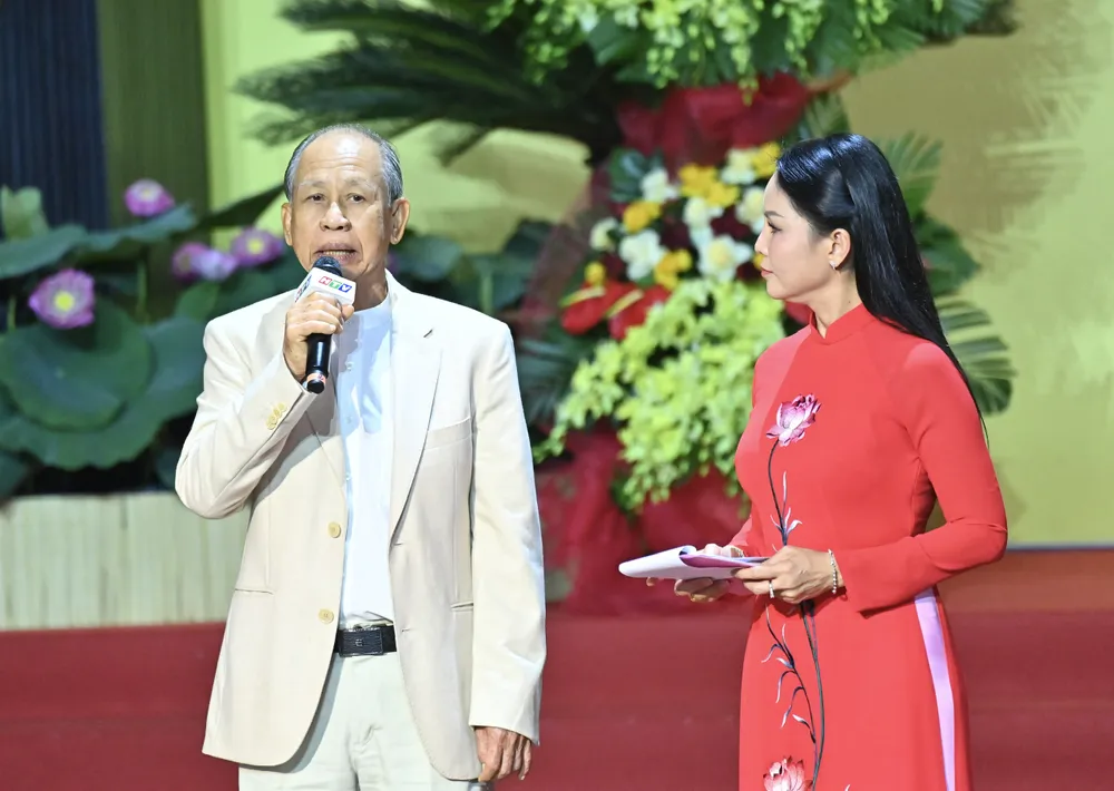 Đại biểu giao lưu tại đại hội. Ảnh: VIỆT DŨNG Anh VD1.jpg