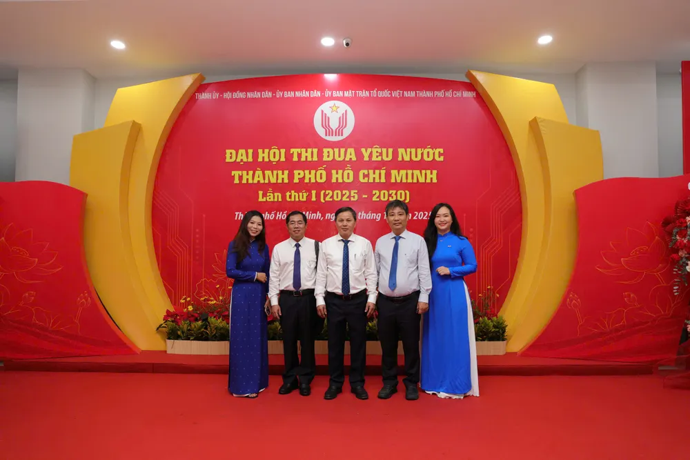 Các điển hình tiên tiến tham dự Đại hội Thi đua yêu nước TPHCM lần thứ I sáng 25-10. Ảnh NGUYỄN HOÀNG Hinh 1.jpg