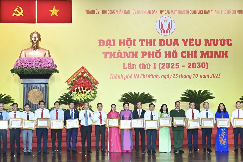 Các tập thể vinh dự nhận bằng khen của Chủ tịch UBND TPHCM. Ảnh: VIỆT DŨNG HInh VD 3.jpg