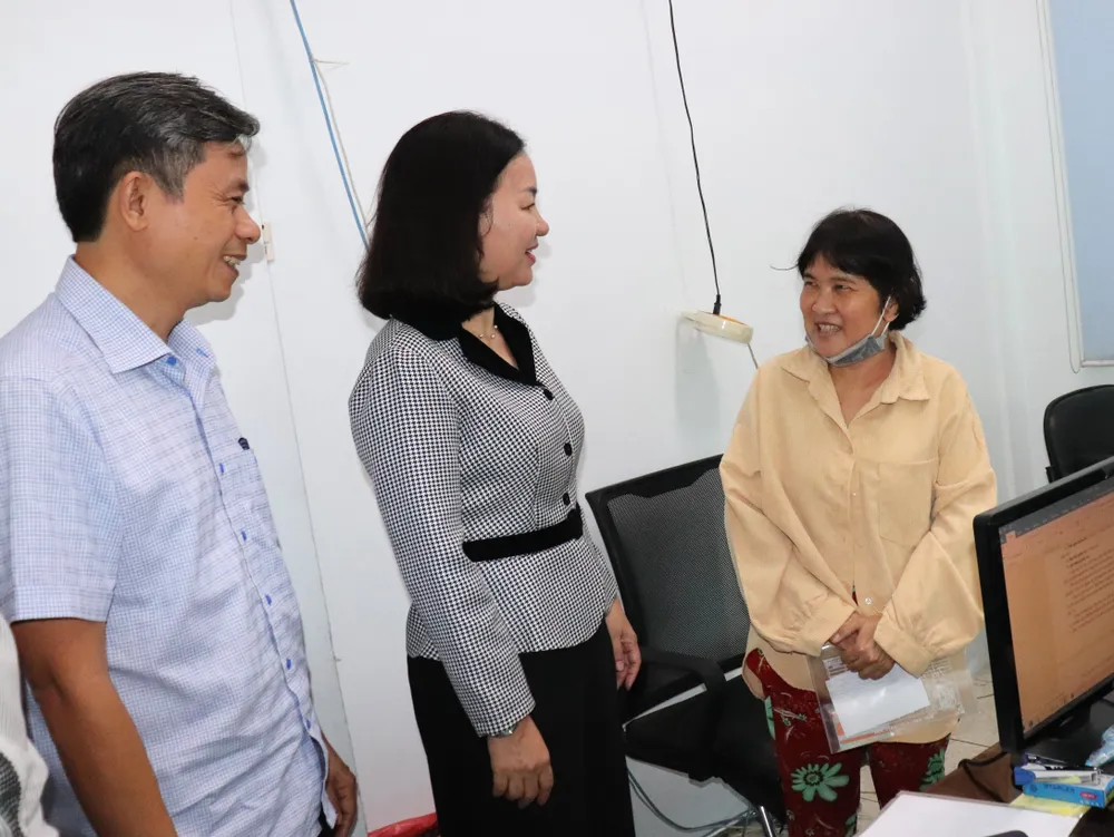 Đồng chí Trương Thị Bích Hạnh thăm hỏi người dân đến giao dịch tại phường Vĩnh Hội IMG_5688.JPG