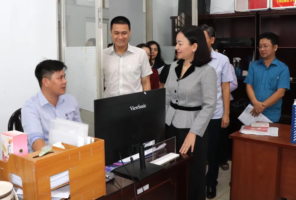 Đồng chí Trương Thị Bích Hạnh và tổ công tác số 15 khảo sát thực tế tại phường Vĩnh Hội