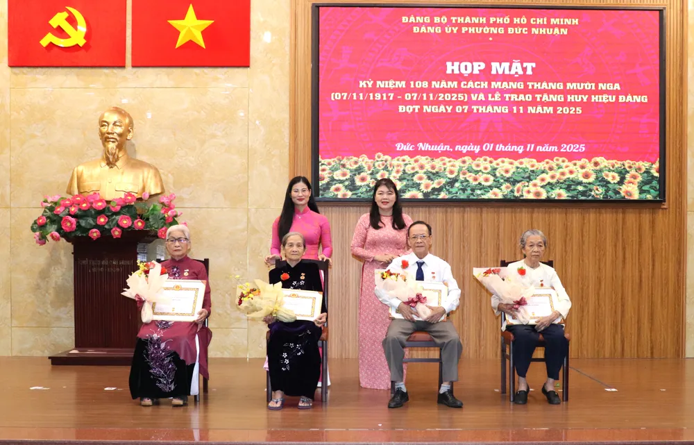 Các đảng viên nhận Huy hiệu 60 năm tuổi Đảng IMG_5854.JPG