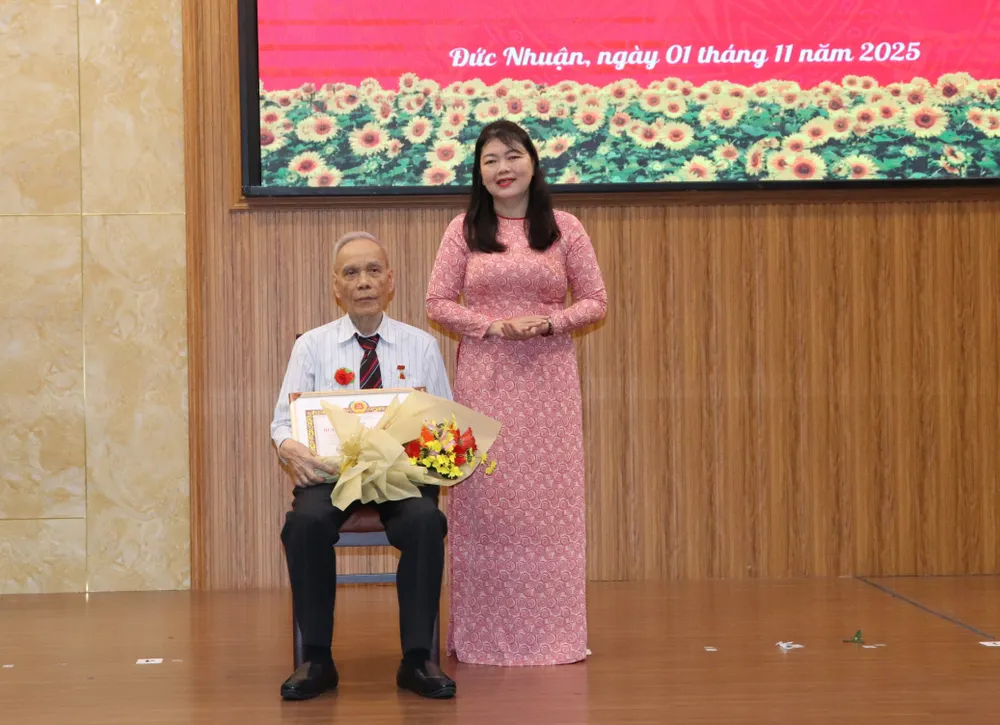 Đảng viên phường Đức Nhuận nhận Huy hiệu Đảng đợt ngày 7-11-2025 IMG_5857.JPG