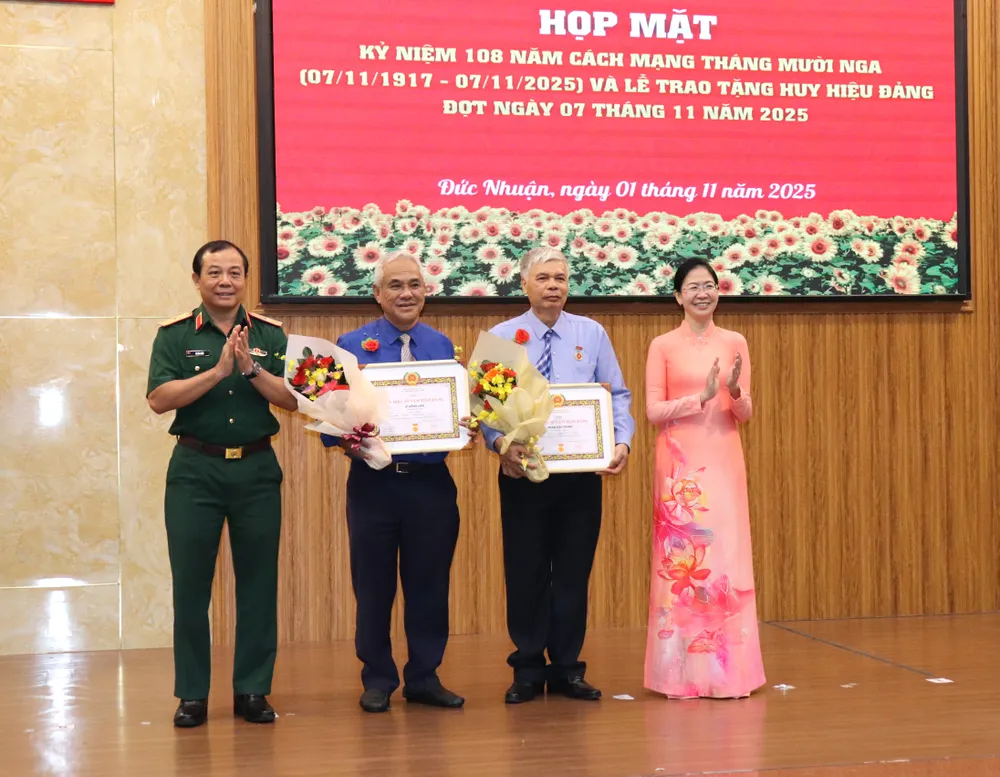 Thiếu tướng Vũ Văn Điền và đồng chí Phan Thị Thanh Phương trao Huy hiệu Đảng đến các đảng viên phường Đức Nhuận IMG_5859.JPG