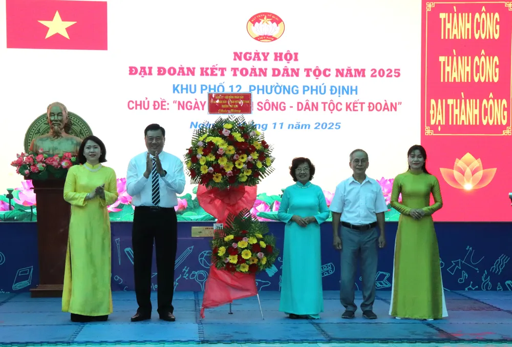 Bí thư Đảng ủy phường Phú Định Phạm Ngọc Muôn tặng hoa chúc mừng ngày hội IMG_5888.JPG