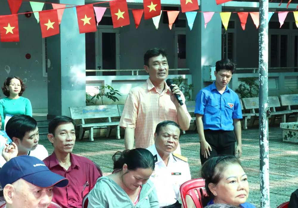 Người dân phát biểu ý kiến tại ngày hội IMG_5892.JPG