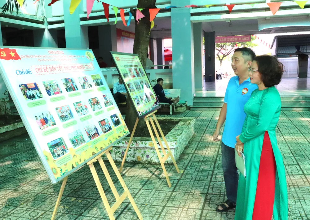 Người dân tham quan các công trình tại ngày hội IMG_5898.JPG