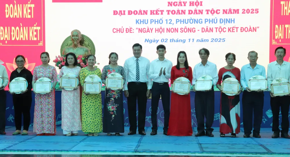 Biểu dương gương người tốt việc tốt tại ngày hội IMG_5909.JPG