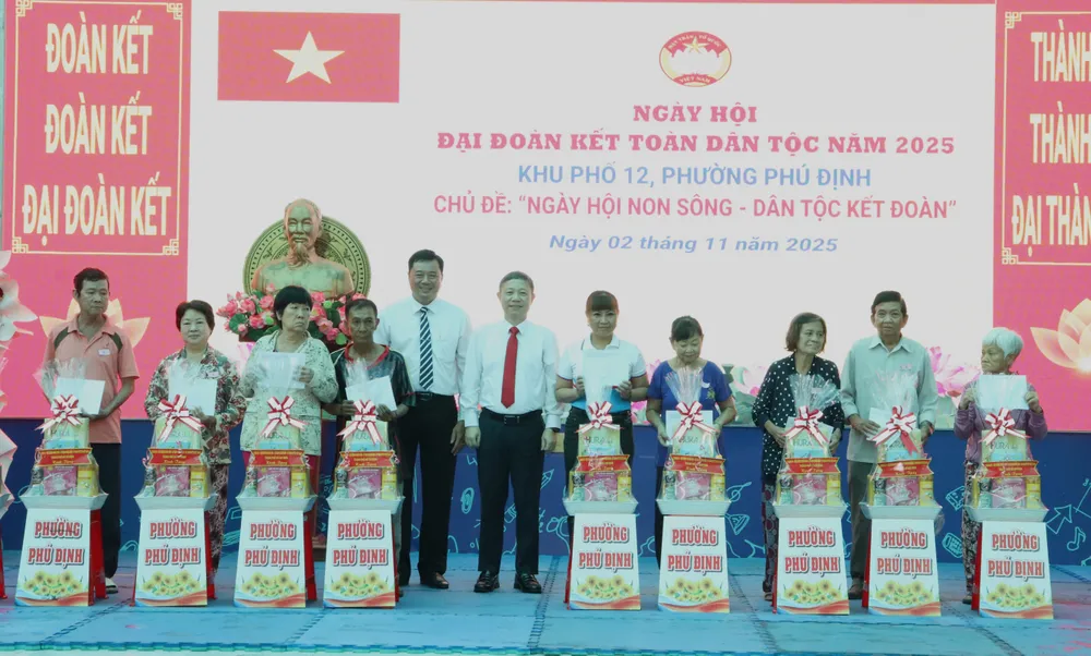 Đồng chí Dương Anh Đức trao quà của Thành ủy – HĐND – UBND - Ủy ban MTTQ Việt Nam TPHCM đến các hộ có hoàn cảnh khó khăn IMG_5913.JPG