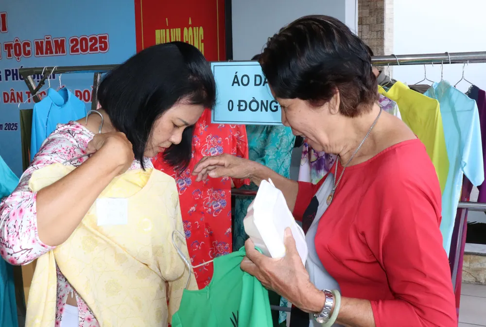 Người dân chọn áo dài tại gian hàng áo dài 0 đồng IMG_5920.JPG