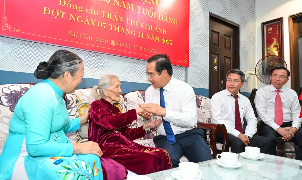 Đồng chí Nguyễn Văn Được thăm hỏi sức khỏe đồng chí Trần Thị Kim Anh. Ảnh: MẠNH THẮNG