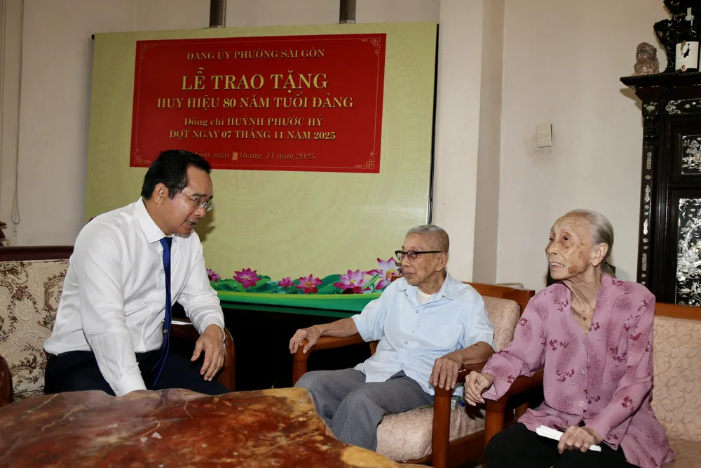 Chủ tịch UBND TPHCM Nguyễn Văn Được trò chuyện cùng đồng chí Huỳnh Phước Hỷ và Trần Xuân Mai. Ảnh: DŨNG PHƯƠNG