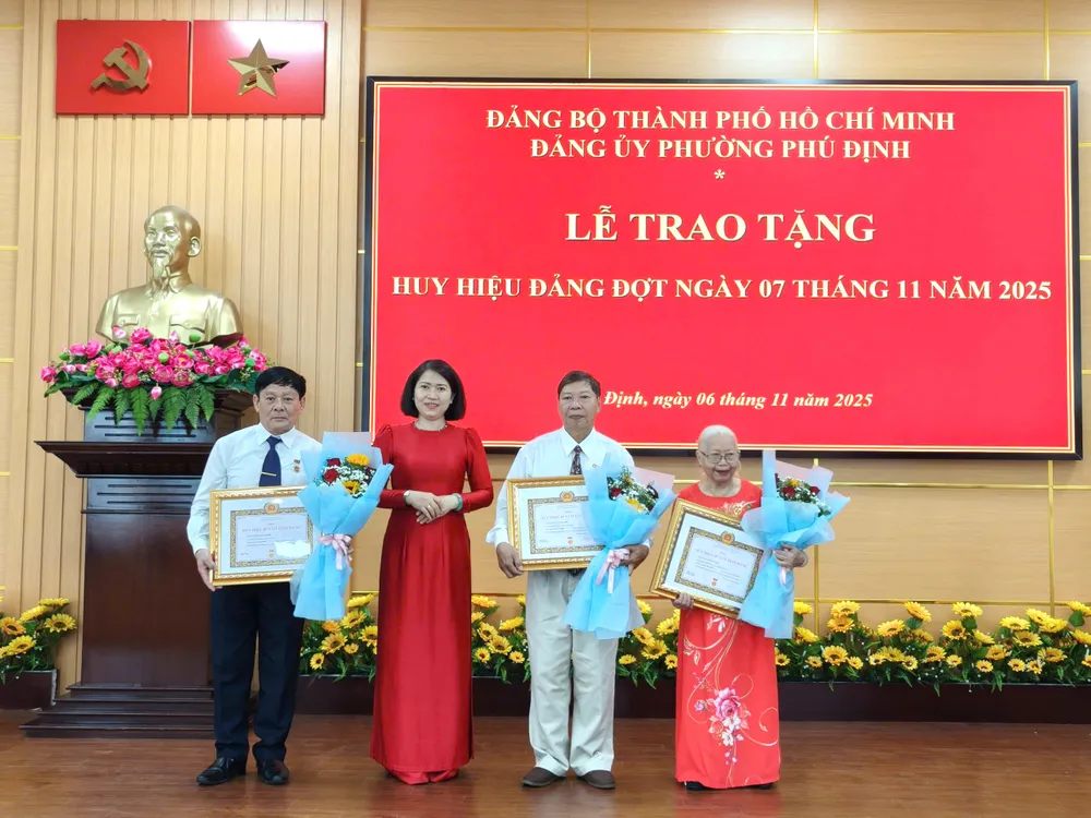Các đảng viên thuộc Đảng bộ phường Phú Định nhận Huy hiệu Đảng đợt ngày 7-11-2025