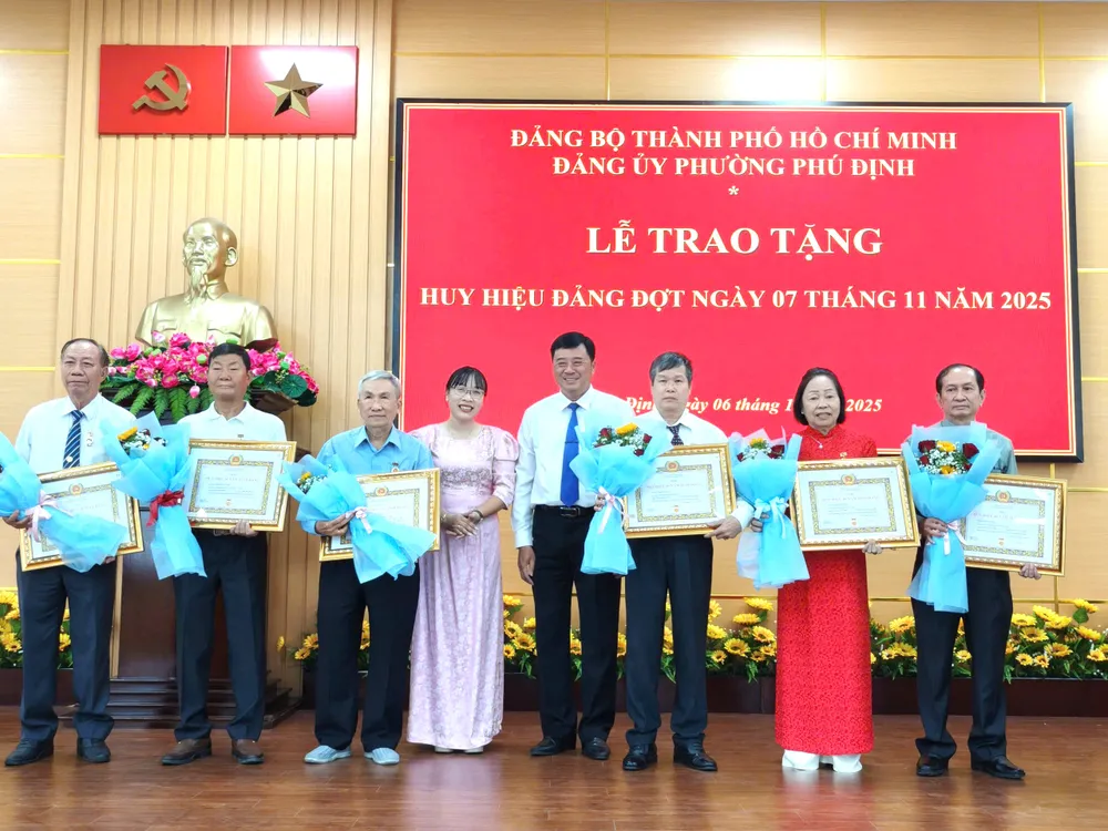 Các đảng viên thuộc Đảng bộ phường Phú Định nhận Huy hiệu Đảng đợt ngày 7-11-2025