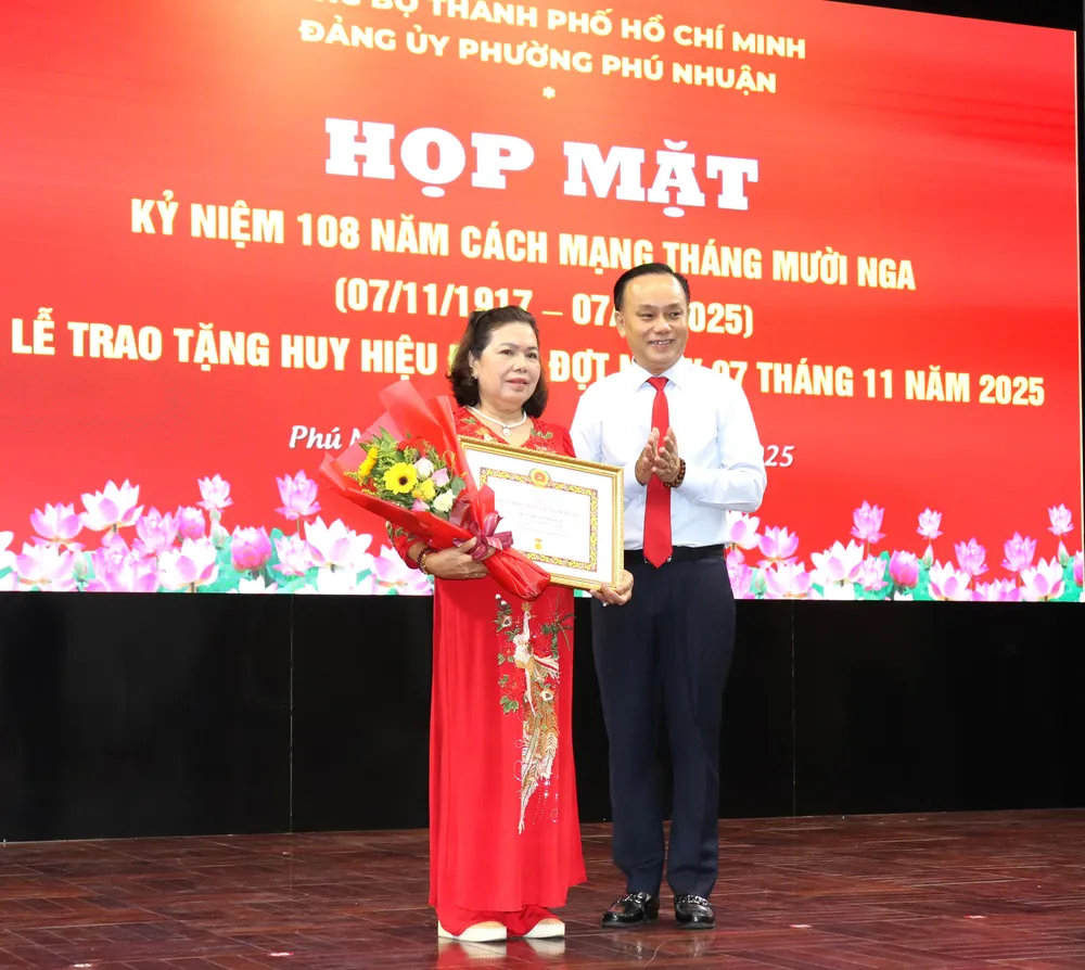 Bí thư Đảng ủy phường Phú Nhuận chúc mừng đảng viên nhận Huy hiệu Đảng