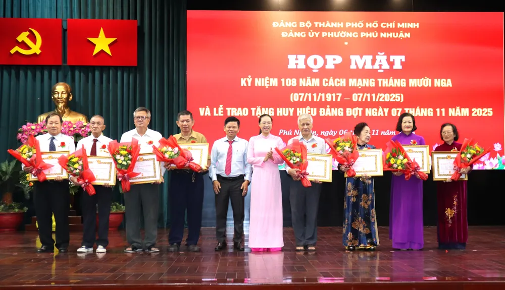 Đảng viên thuộc Đảng bộ phường Phú Nhuận nhận Huy hiệu Đảng