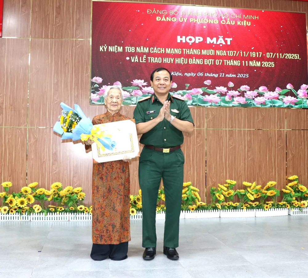 Thiếu tướng Vũ Văn Điền, Tư lệnh Bộ Tư lệnh TPHCM trao Huy hiệu 70 năm tuổi Đảng đến đảng viên thuộc Đảng bộ phường Cầu Kiệu