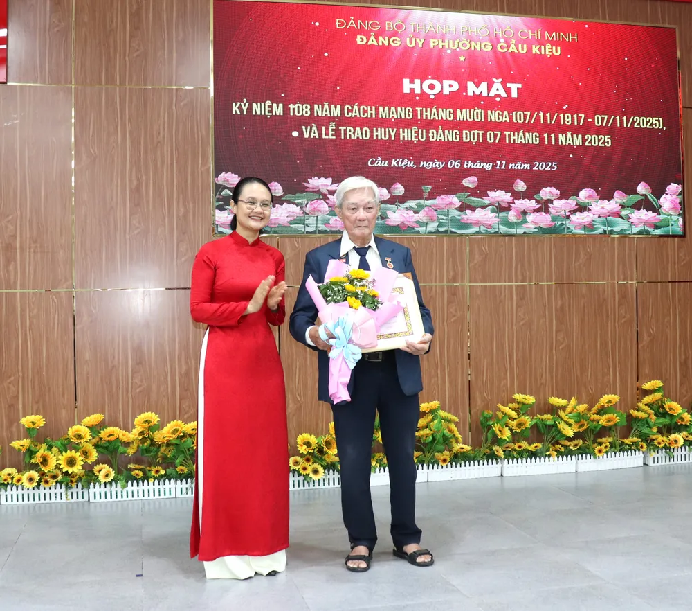 Bí thư Đảng ủy, Chủ tịch HĐND phường Cầu Kiệu Trần Thu Hà chúc mừng đảng viên nhận Huy hiệu Đảng