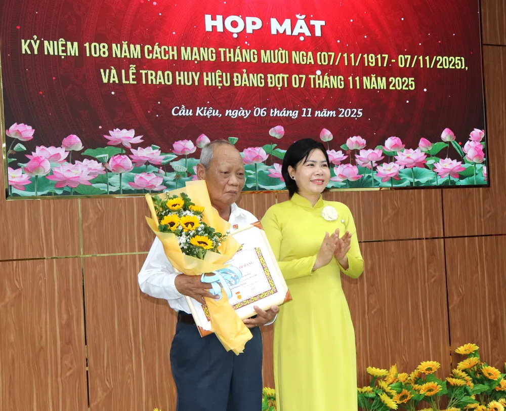 Phó Bí thư Thường trực Đảng ủy phường Cầu Kiệu Nguyễn Thị Kiều Nhi chúc mừng đảng viên nhận Huy hiệu Đảng