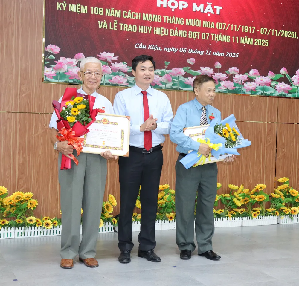 Đảng viên thuộc Đảng bộ phường Cầu Kiệu trong ngày nhận Huy hiệu Đảng