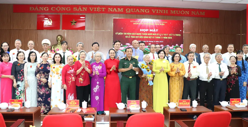 Đảng viên thuộc Đảng bộ phường Cầu Kiệu trong ngày nhận Huy hiệu Đảng đợt ngày 7-11-2025