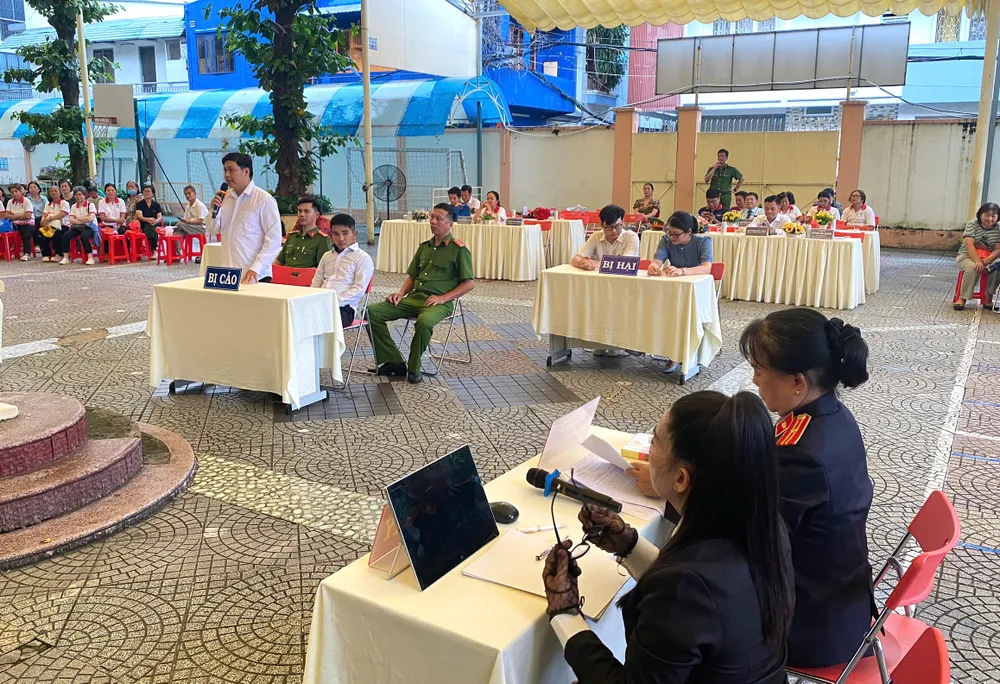 Phiên tòa giả định với kịch bản “Cố ý gây thương tích” tại Ngày Pháp luật Việt Nam ở phường Bàn Cờ