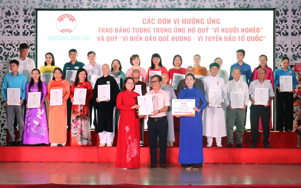 Các đơn vị trao ủng hộ Quỹ “Vì người nghèo” và Quỹ “Vì biển đảo quê hương - Vì tuyến đầu Tổ quốc” tại chương trình