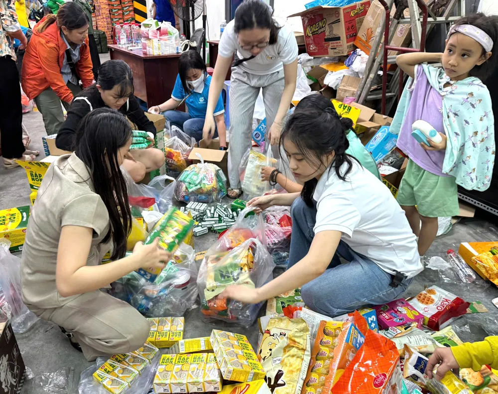 Người dân đóng gói hàng hoá gửi đến đồng bào bị ảnh hưởng nặng nề do thiên tai