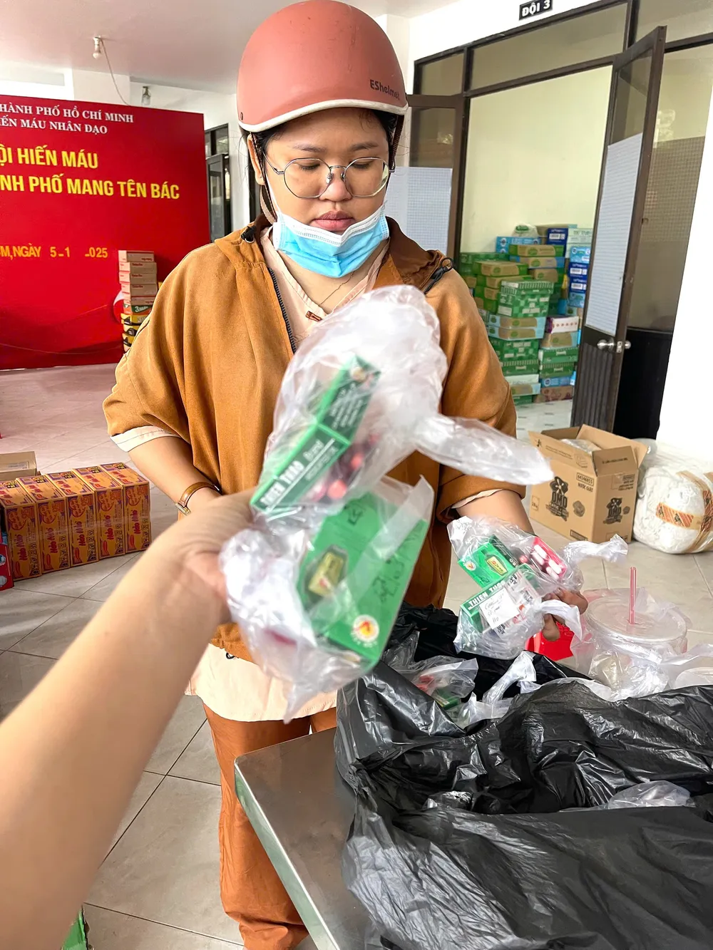 Chị Trần Thị Hạnh, ngụ tại phường Thủ Dầu Một mang gửi thuốc tây, dầu gió các loại đến bà con vùng lũ.jpg