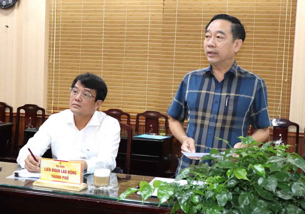 Lãnh đạo LĐLĐ TPHCM trao đổi tại buổi họp Hội đồng sơ tuyển Giải thưởng Tôn Đức Thắng năm 2025