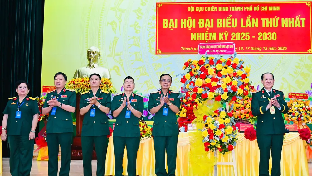 Thượng tướng Bế Xuân Trường, Chủ tịch Hội CCB Việt Nam tặng hoa chúc mừng đại hội. Ảnh VIỆT DŨNG