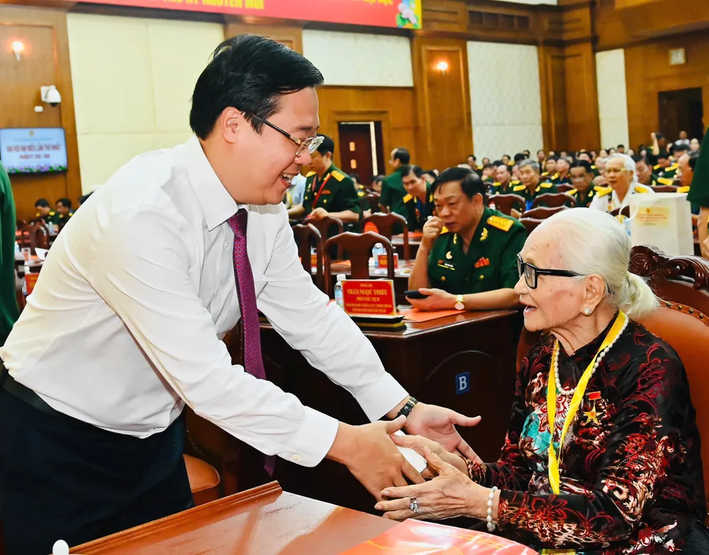 Phó Bí thư Thường trực Thành ủy TPHCM Lê Quốc Phong thăm hỏi Mẹ Việt Nam Anh Hùng. Ảnh VIỆT DŨNG