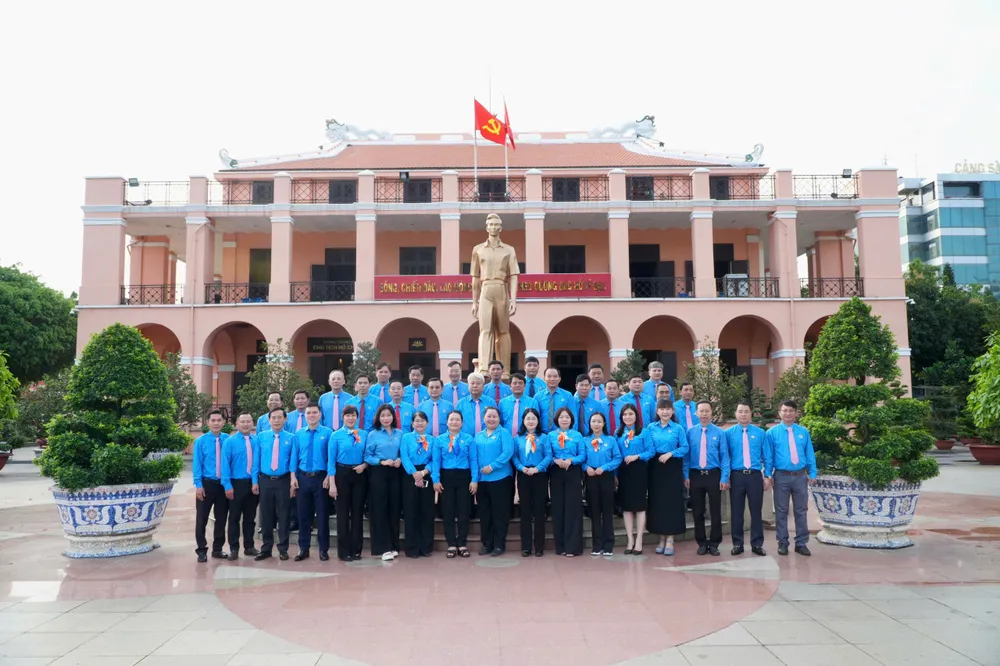 คณะผู้แทน ณ พิพิธภัณฑ์โฮจิมินห์ - สาขานครโฮจิมินห์ ภาพถ่าย: “NHAT HOANG” Anh 1.jpg