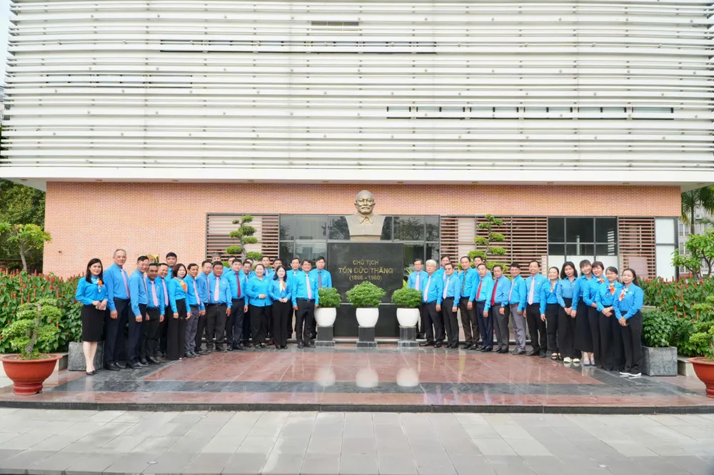 คณะผู้แทนที่พิพิธภัณฑ์ต้นดึ๊กถัง ภาพ: นัท ฮว่าง BT 1.jpg