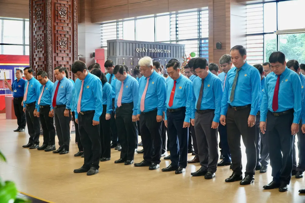 คณะผู้แทนยืนสงบนิ่งเป็นเวลาหนึ่งนาทีเพื่อรำลึกถึงประธานาธิบดีตึ๊กถัง ณ พิพิธภัณฑ์ตึ๊กถัง ภาพ: นัท ฮว่าง BT 3.jpg