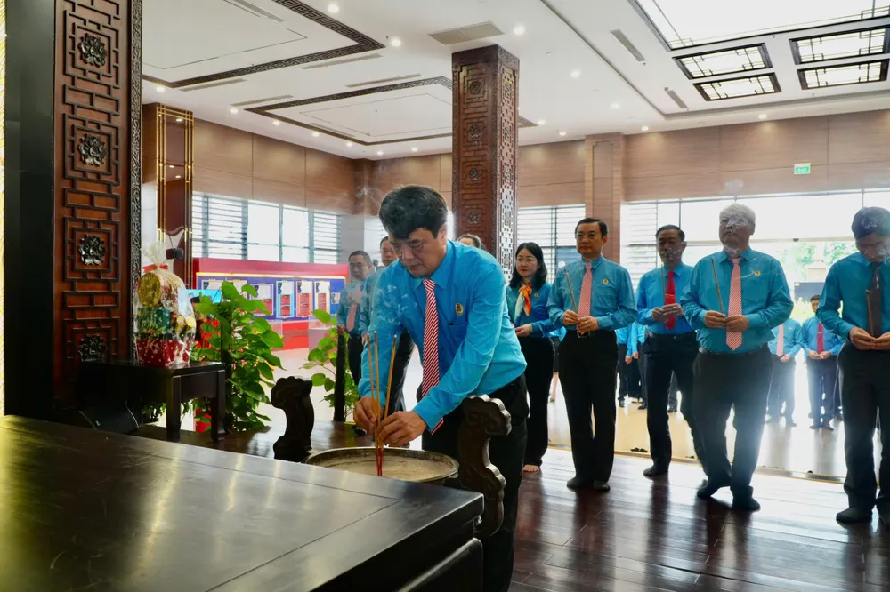 นายบุย ทันห์ นัน ประธานสหพันธ์แรงงานนครโฮจิมินห์ จุดธูปเพื่อรำลึกถึงประธานาธิบดีตึ๊กถัง ณ พิพิธภัณฑ์ตึ๊กถัง ภาพ: นัท ฮว่าง BT 4.jpg