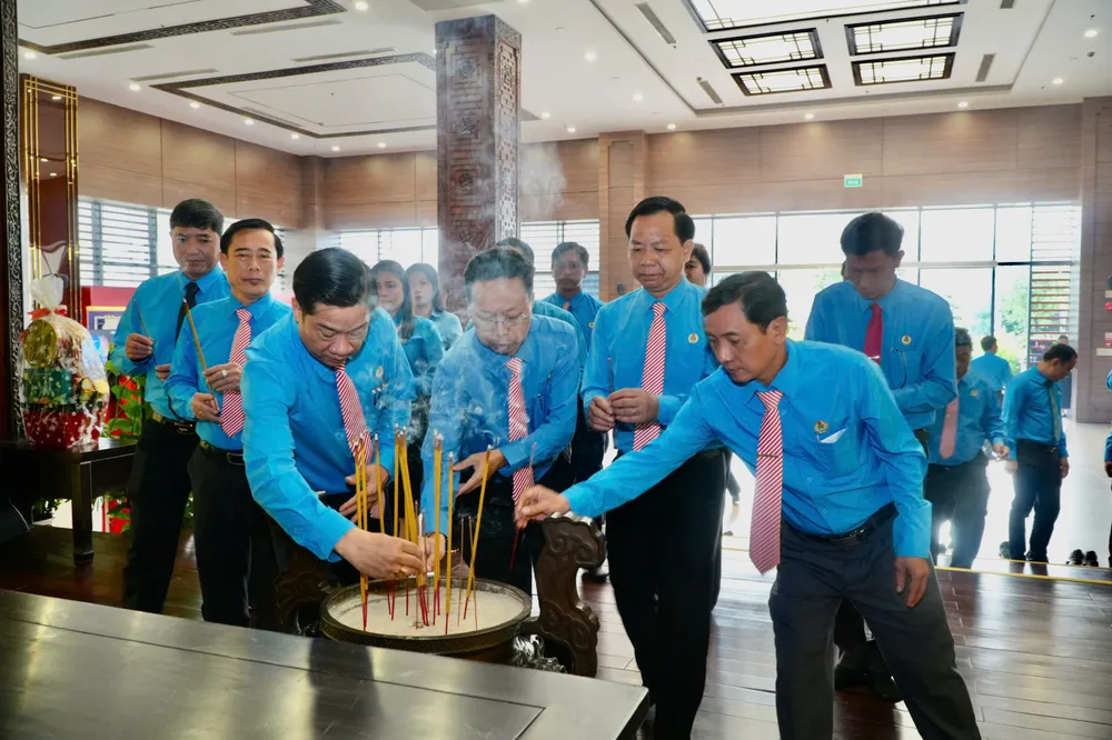 คณะผู้แทนจุดธูปเพื่อรำลึกถึงประธานาธิบดีตึ๊กถัง ณ พิพิธภัณฑ์ตึ๊กถัง ภาพ: นัท ฮว่าง BT 5.jpg