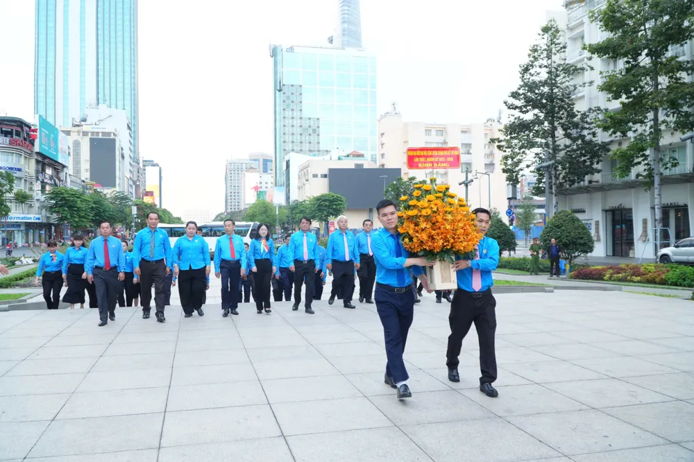 คณะผู้แทนวางพวงมาลาที่สวนอนุสาวรีย์โฮจิมินห์ ภาพถ่าย: นัท ฮว่าง Hinh 1.jpg