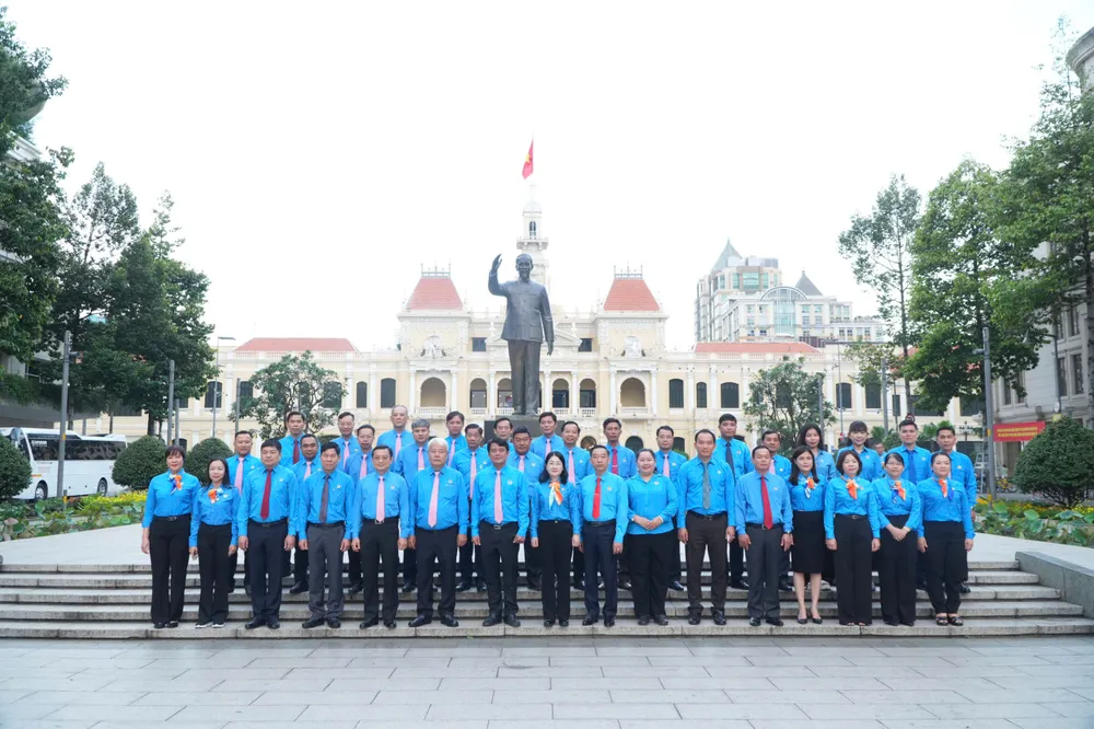 คณะผู้แทน ณ สวนอนุสาวรีย์ประธานาธิบดีโฮจิมินห์ ภาพถ่าย: นัท ฮวาง Hinh 3.jpg