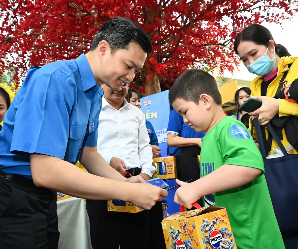 Gia đình thanh niên công nhân về quê trong chương trình “Mang Tết về nhà” năm 2025