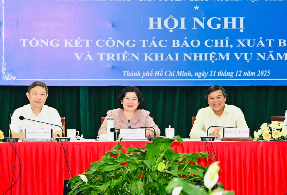 Các đồng chí chủ trì hội nghị tổng kết công tác báo chí, xuất bản năm 2025. Ảnh: VIỆT DŨNG