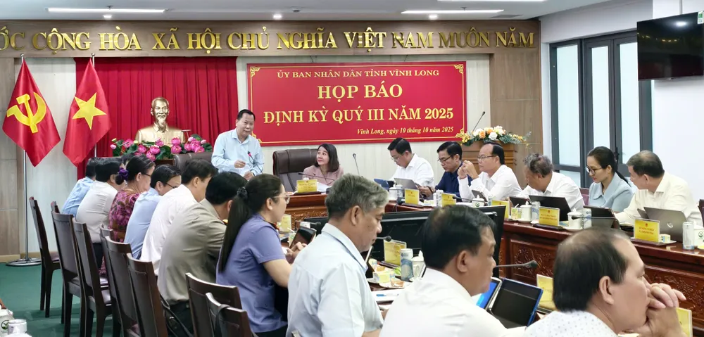 Ảnh: Chánh Văn phòng UBND tỉnh Vĩnh Long Nguyễn Mạnh Hùng phát biểu tại buổi họp báo. HOP BAO .jpg