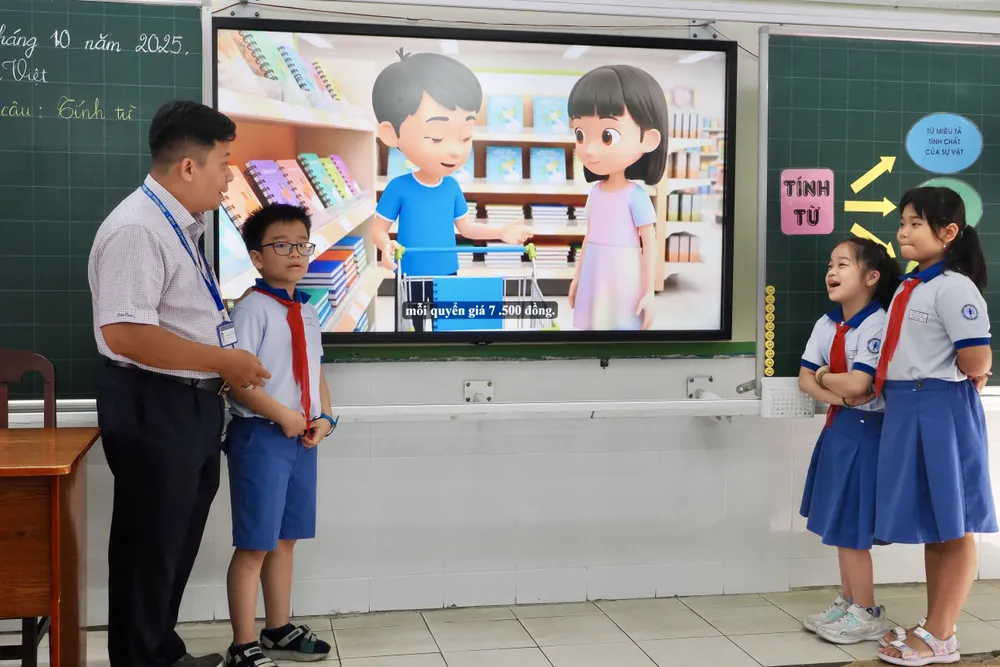Tiết học môn Tiếng Việt lớp 4 có ứng dụng AI tại Trường Tiểu học Trần Hưng Đạo, phường Cầu Ông Lãnh, TPHCM. Ảnh: HOÀNG HÙNG chu de 1.jpg