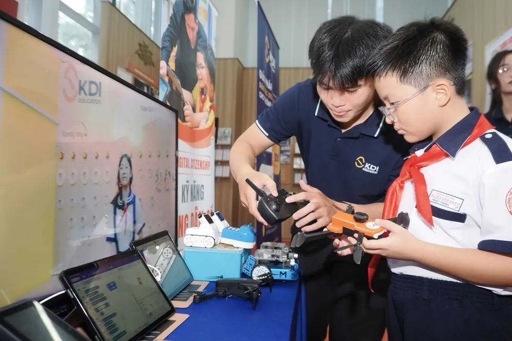 Em Nhật Thịnh, Trường Tiểu học Nguyễn Bỉnh Khiêm (TPHCM) tìm hiểu cơ chế hoạt động của thiết bị thông minh trưng bày tại tọa đàm. Ảnh: HOÀNG HÙNG CN1h.jpg