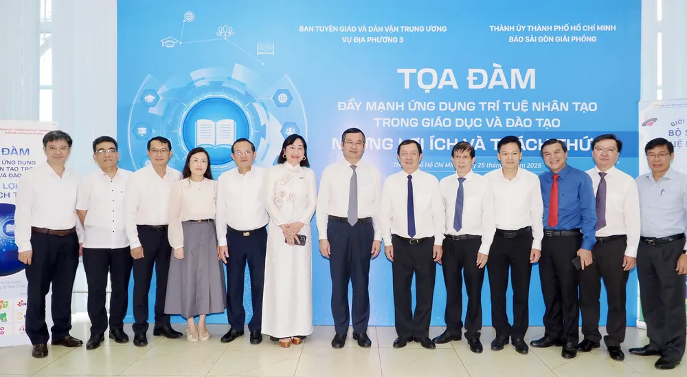 Đại diện Ban Tổ chức và các đại biểu tại tọa đàm CN3f.jpg
