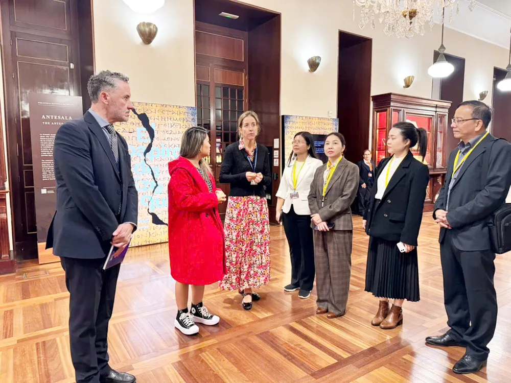 Delegasjon av kultur-, presse- og forlagsrepresentanter fra Ho Chi Minh-byen besøkte og lærte ved Spanias nasjonalbibliotek CN4a.jpg