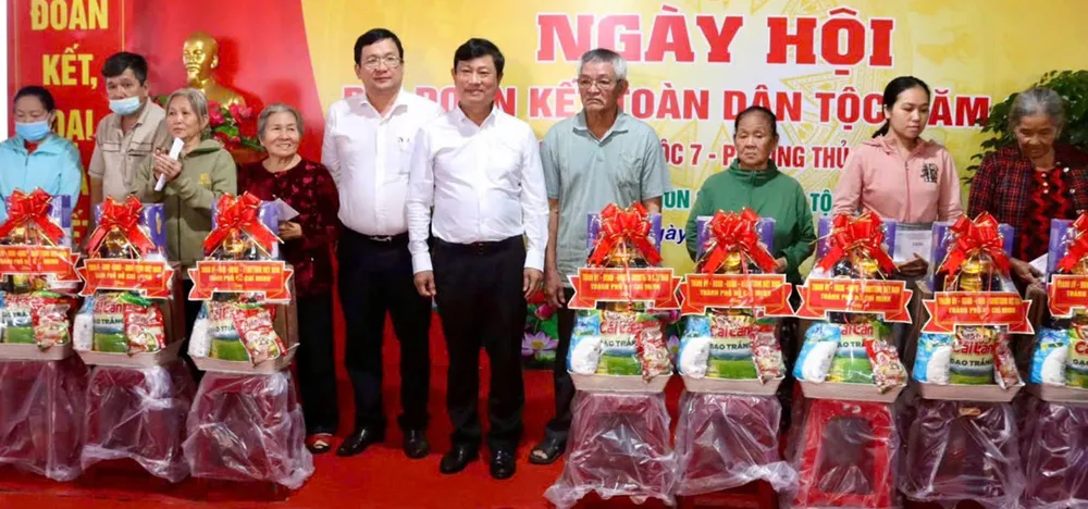 Biträdande sekreterare för stadspartykommittén, ordförande för folkrådet i Ho Chi Minh-staden, Vo Van Minh, överlämnar gåvor till missgynnade hushåll i Chanh Loc 7-området (Thu Dau Mot-distriktet, Ho Chi Minh-staden). Foto: TAM TRANG Q1d.jpg