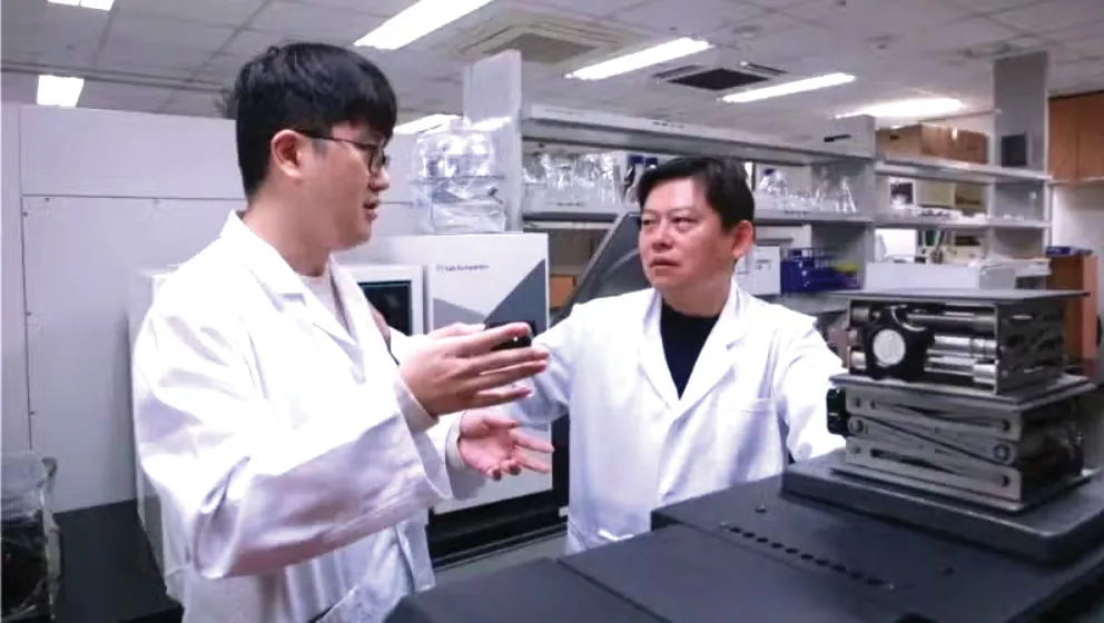 Nghiên cứu bán dẫn phân tích cấu trúc pin betavoltaic sử dụng đồng vị phóng xạ an toàn. Ảnh: The Brighterside