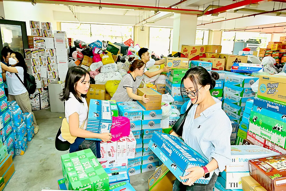 Nhu yếu phẩm được tập kết về Ủy ban MTTQ Việt Nam TPHCM trước khi vận chuyển đến vùng bão lũ. Ảnh: VIỆT DŨNG