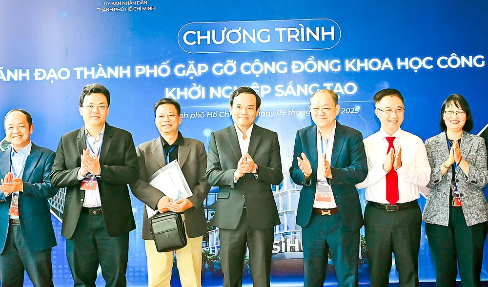 លេខាគណៈកម្មាធិការបក្សទីក្រុងហូជីមិញ លោក Tran Luu Quang និងថ្នាក់ដឹកនាំគណៈកម្មាធិការបក្ស និងគណៈកម្មាធិការប្រជាជនទីក្រុងហូជីមិញ បានជួបជាមួយសហគមន៍វិទ្យាសាស្ត្រ និងបច្ចេកវិទ្យា។ រូបថត៖ VIET DUNG J1e.jpg